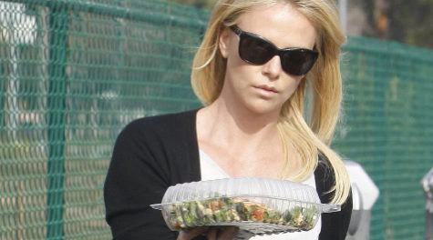 Charlize Theron con comida take away.