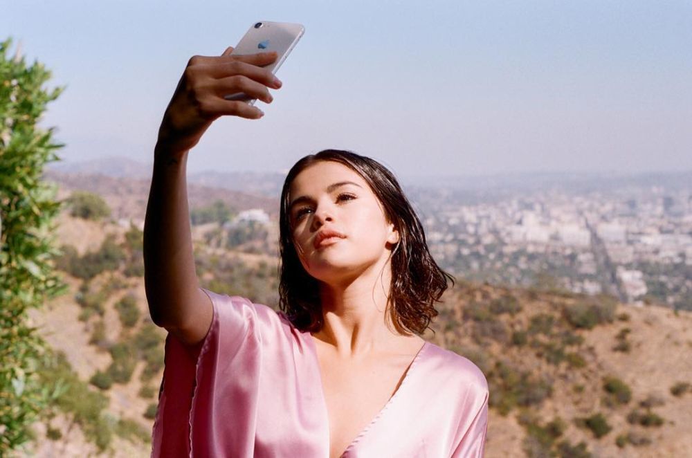 La cantante Selena Gomez posando para sus redes