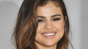 Selena Gomez presume de melena root beer, con el tono castao de moda...