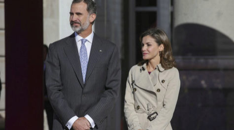 La reina Letizia y el rey Felipe VI han recibido en el Palacio Real al...