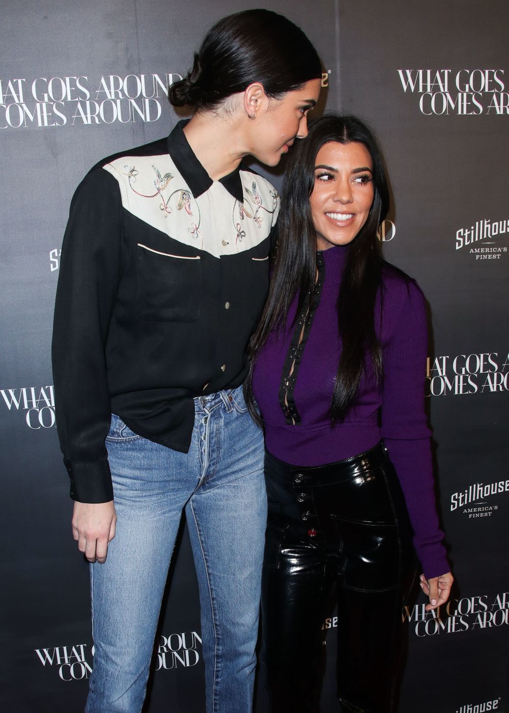 Kendall Jenner y su hermana Kourtney en el aniversario de la tienda...