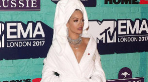 Rita Ora posa en albornoz en el photocall de los MTV Europe Music...