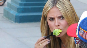 Heidi Klum comiendo ensalada. Pincha en la foto para descubrir otros...