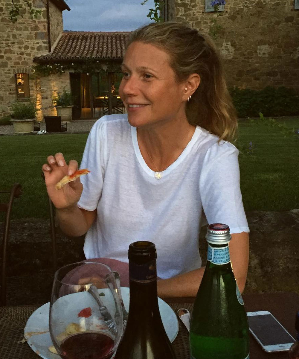 Gwyneth Paltrow disfrutando de un vaso de vino tinto y un trozo de...