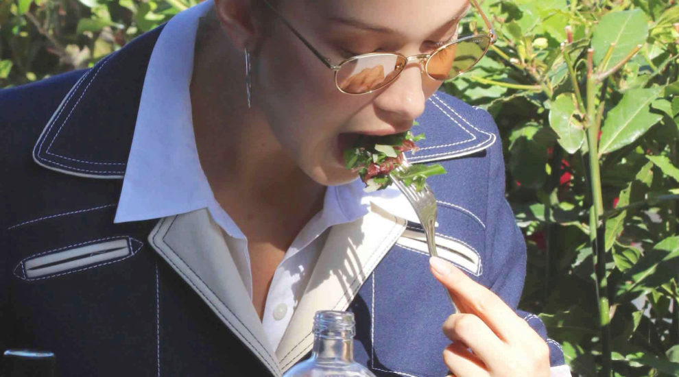 Bella Hadid comiendo una ensalada con hojas verdes y atn.