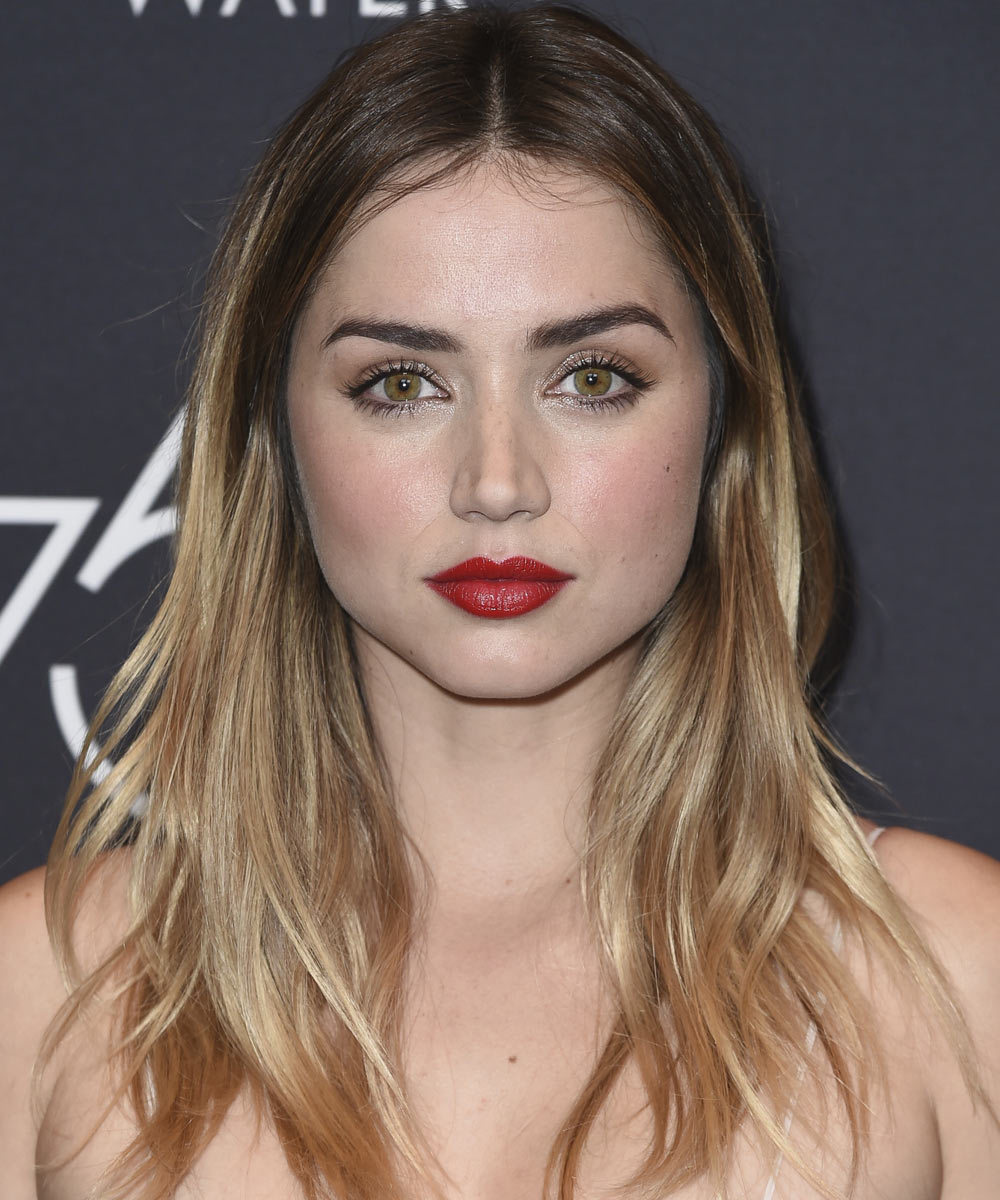 Ana de Armas: mirada metalizada + labios rojos | Maquillaje para...