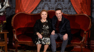 Gustavo Salmern junto a su madre Julita, protagonista de &quot;Muchos...