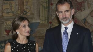 Letizia Ortiz, vestida de Carolina Herrera, junto a Felipe VI, durante...