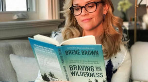 La actriz Reese Witherspoon suele compartir sus lecturas en su cuenta...