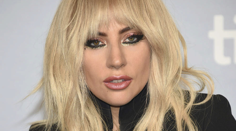 Lady Gaga con uno de los innumerables looks de maquillaje con sombra...
