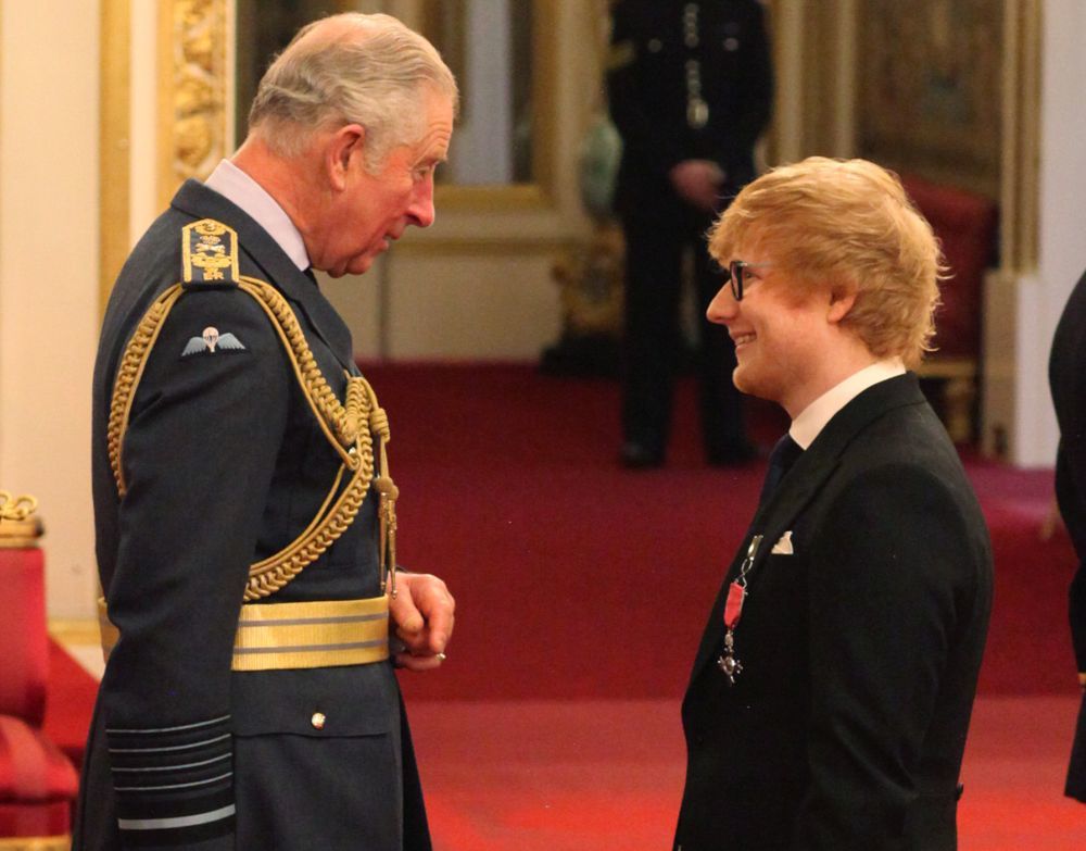 El cantante Ed Sheeran junto al príncipe Carlos recibiendo la Medalla...