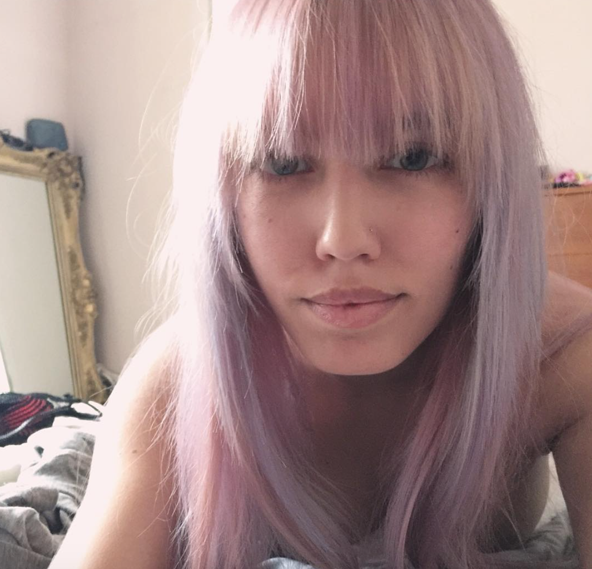 Amber Le Bon luciendo el pelo rosa.