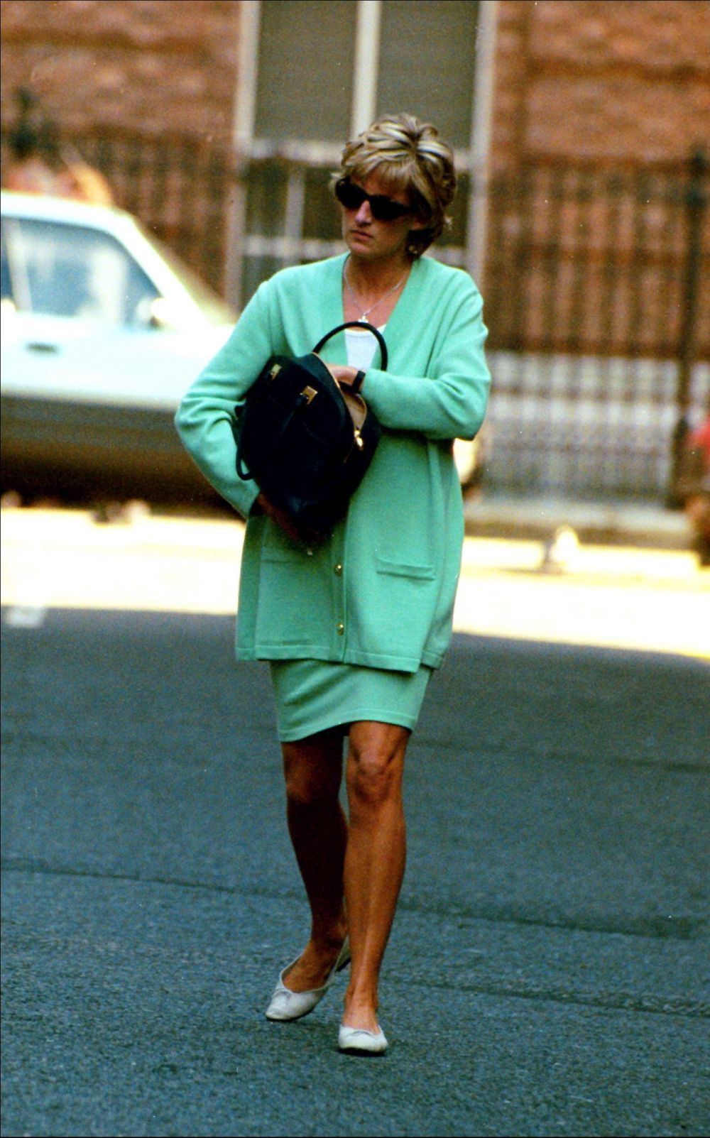 La Princesa Diana paseando por las calles de Londres con un look en...