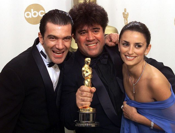 Antonio Banderas, Pedro Almodvar y Penlope Cruz con el Oscar que...