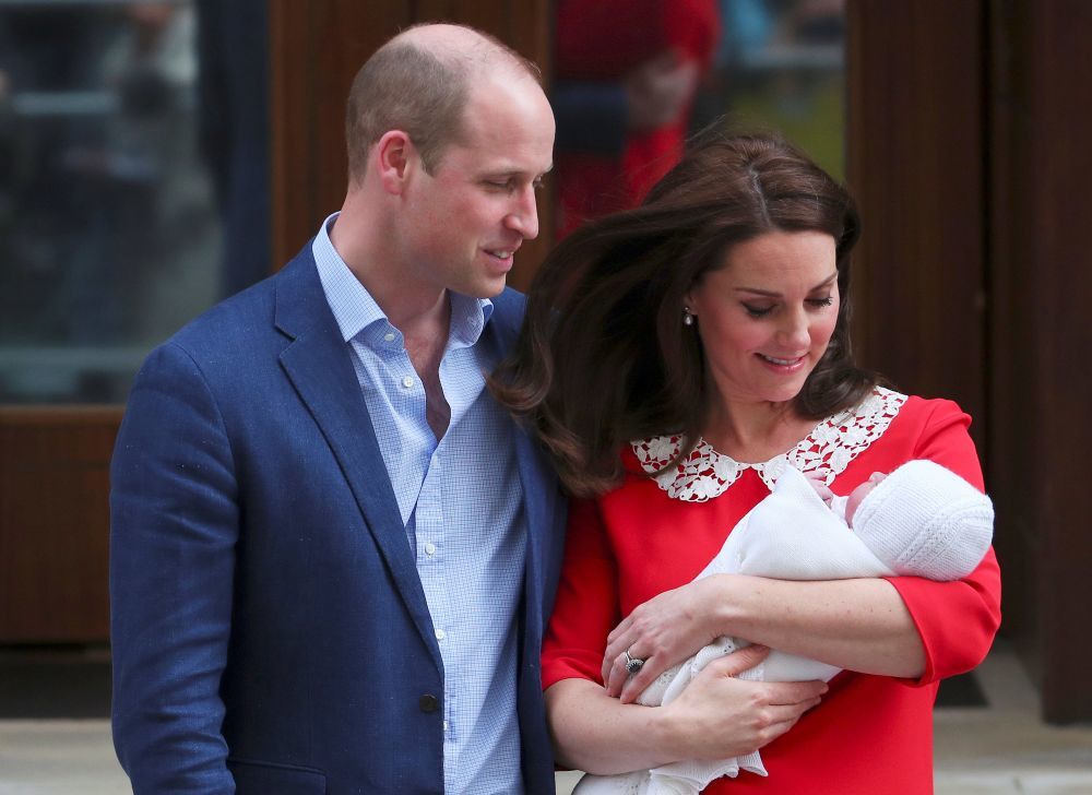 Kate Middleton y Guillermo de Inglaterra junto a su tercer hijo.