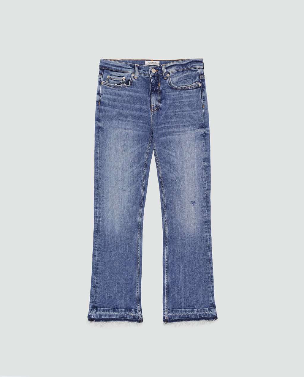 Jeans con bajo desflecado de Zara (29,95 euros)
