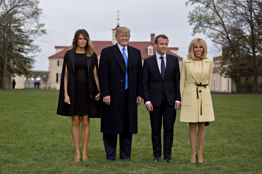 Melania Trump y Brigitte Macron junto a sus maridos, los presidentes...