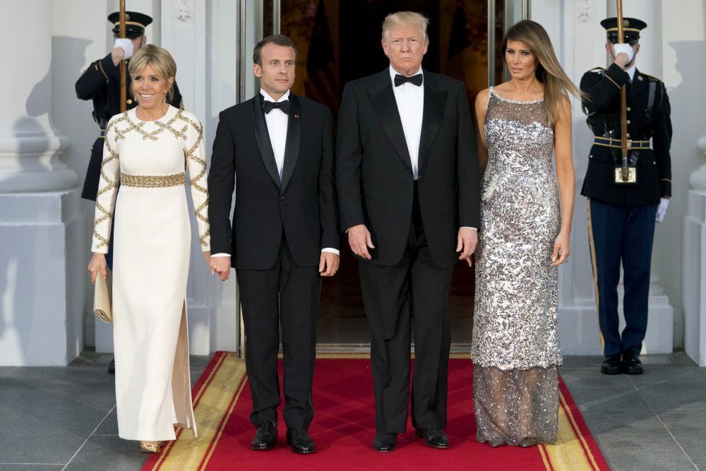 El matrimonio Trump, junto a los Macron, en la cena de gala ofrecida...