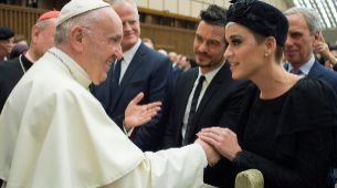 Katy Perry y Orlando Bloom conociendo al Papa Francisco durante la...