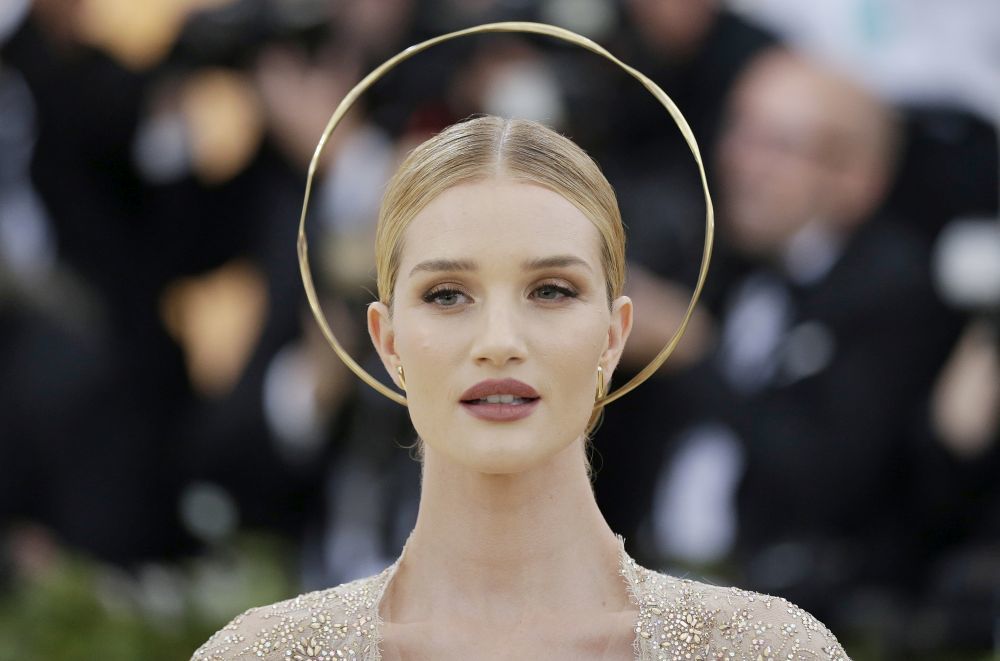 La modelo Rosie Huntington-Whiteley con una aureola como la que vemos...