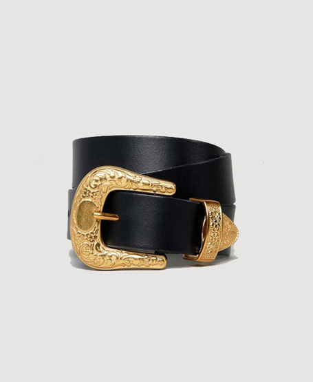 Cinturón negro con hebilla dorada de Asos (20,99 euros).