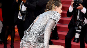 Kristen Stewart quitndose los tacones en Cannes.