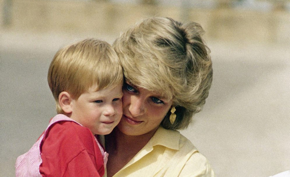 El príncipe Harry de niño junto a su madre, Lady Di a la que...