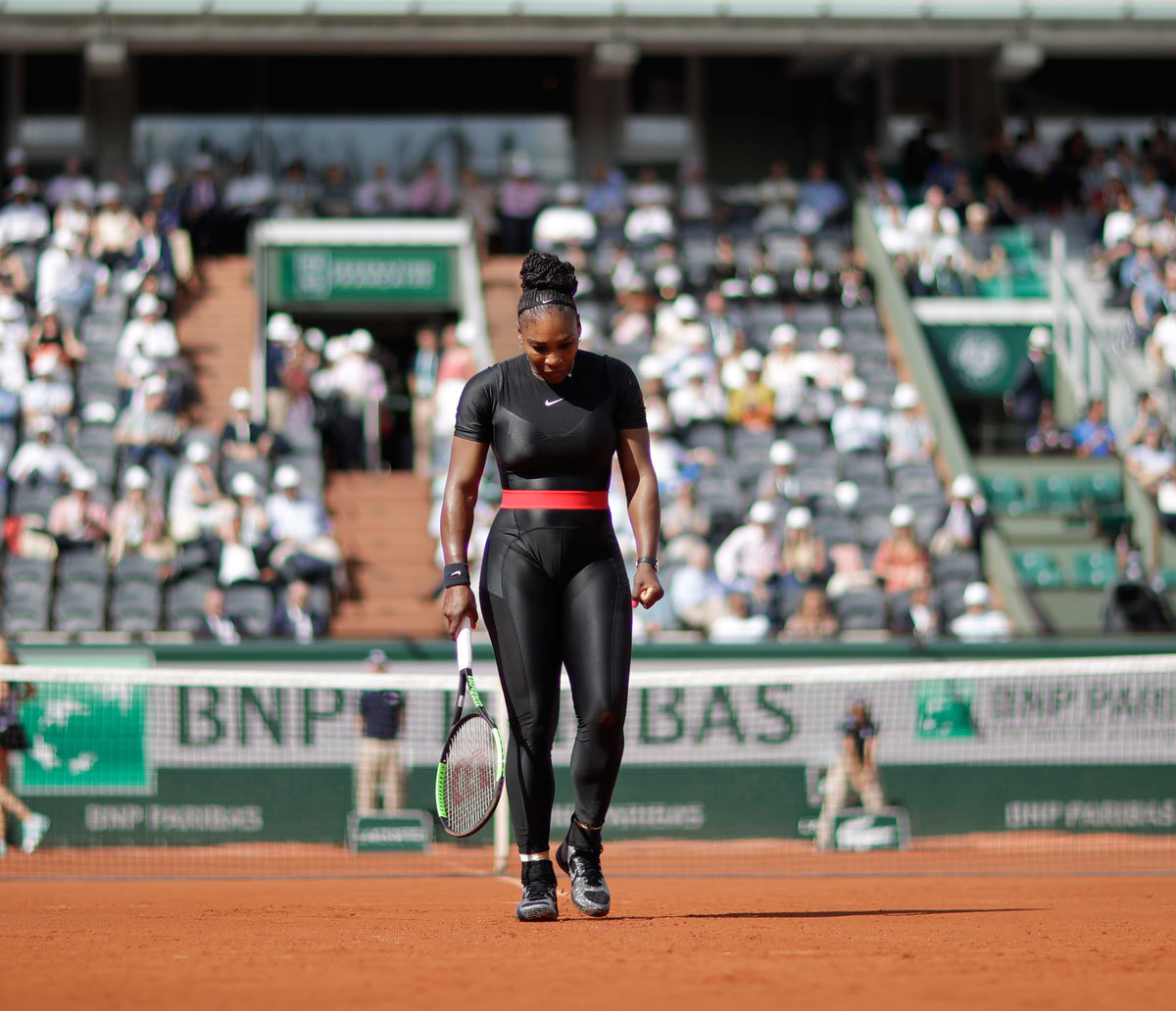 Serena Williams, en su regreso al tenis, con su ceñido mono negro de...
