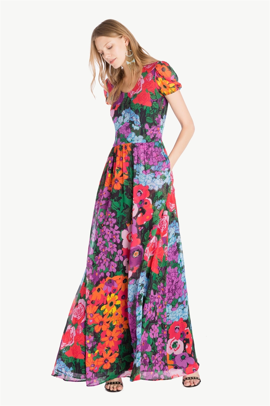 Vestido de flores arco iris, de Twinset (371 euros).