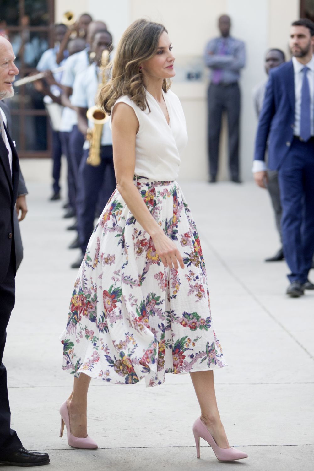 La Reina Letizia con falda de flores.