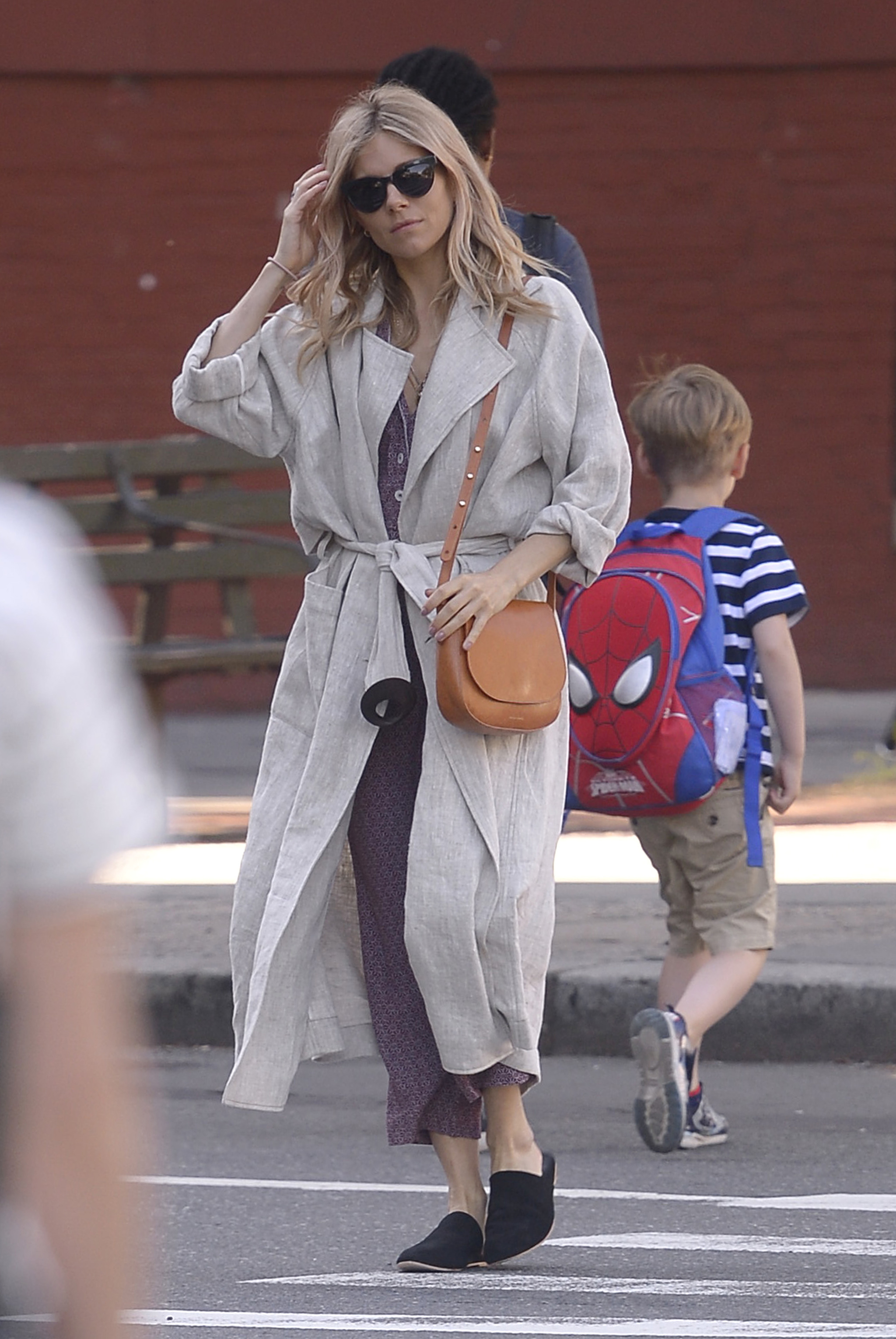 Sienna Miller paseando por las calles de Nueva York con la prenda...