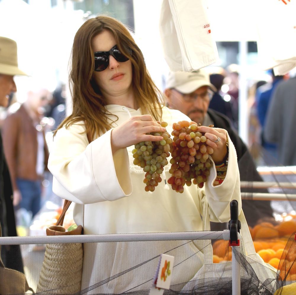 Anne Hathaway comprando uvas, alimentos rico en resveratrol y de...