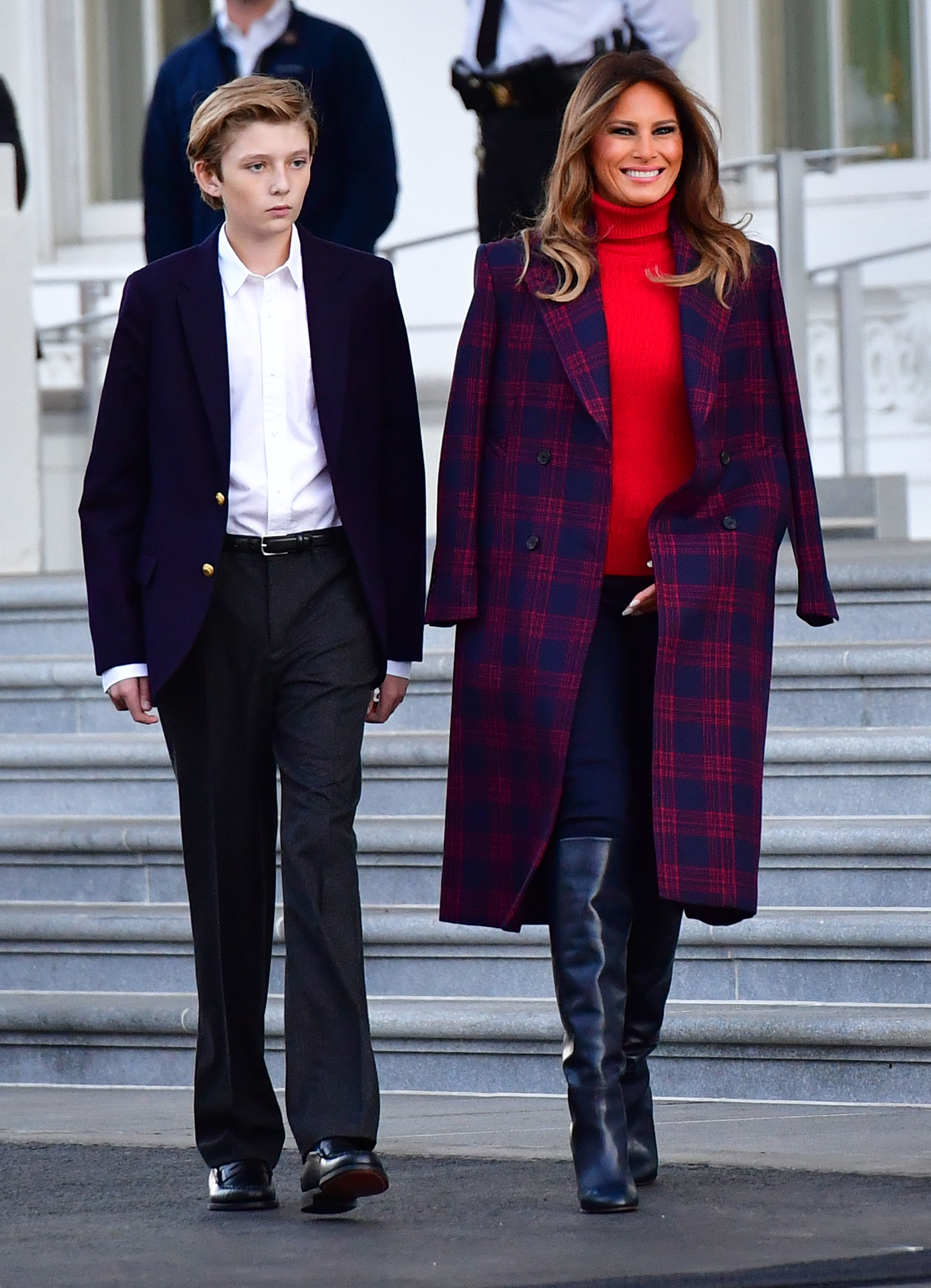 La Primera Dama Melania Trump, junto a su hijo Barron. recibe el...