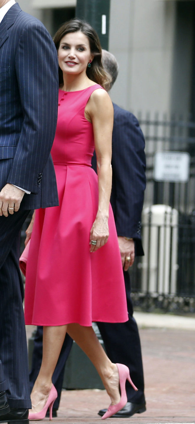 La Reina Letizia con vestido rosa fucsia en su reciente viaje a Nueva...