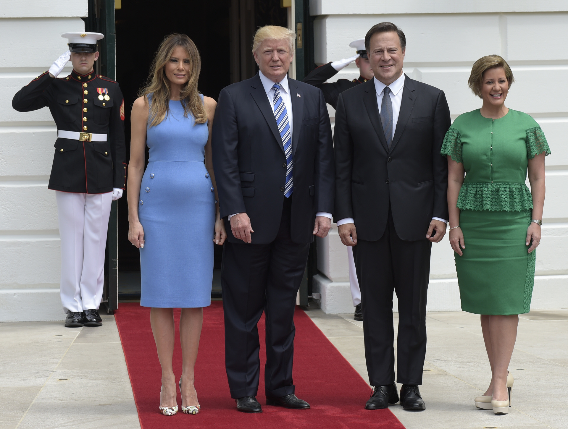 Melania Trump con el mismo vestido de Michael Kors en azul, en junio...