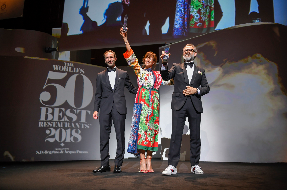 Massimo Bottura y su mujer, Lara Gilmore, recogiendo el galardón a...