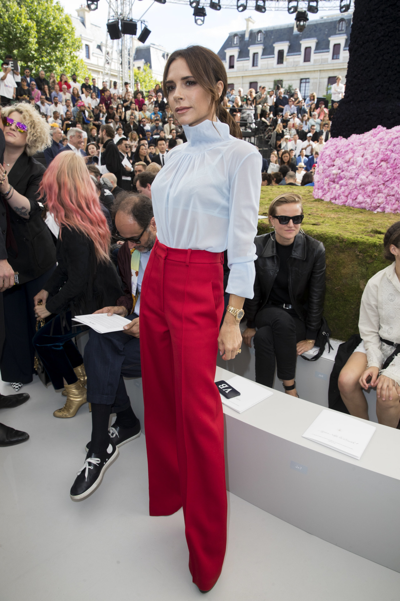 Victoria Beckham posando durante el desfile de Dior Homme en París