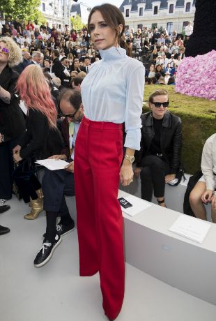 Victoria Beckham posando durante el desfile de Dior Homme en Pars