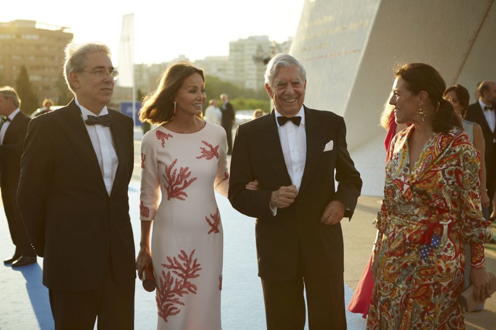 Isabel Preysler y Mario Vargas Llosa junto a Antonio...