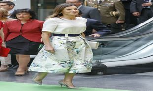 La reina Letizia con falda de flores, cinturón, blusa blanca y...