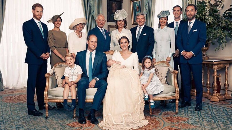 La familia real británica en una imagen oficial del bautizo