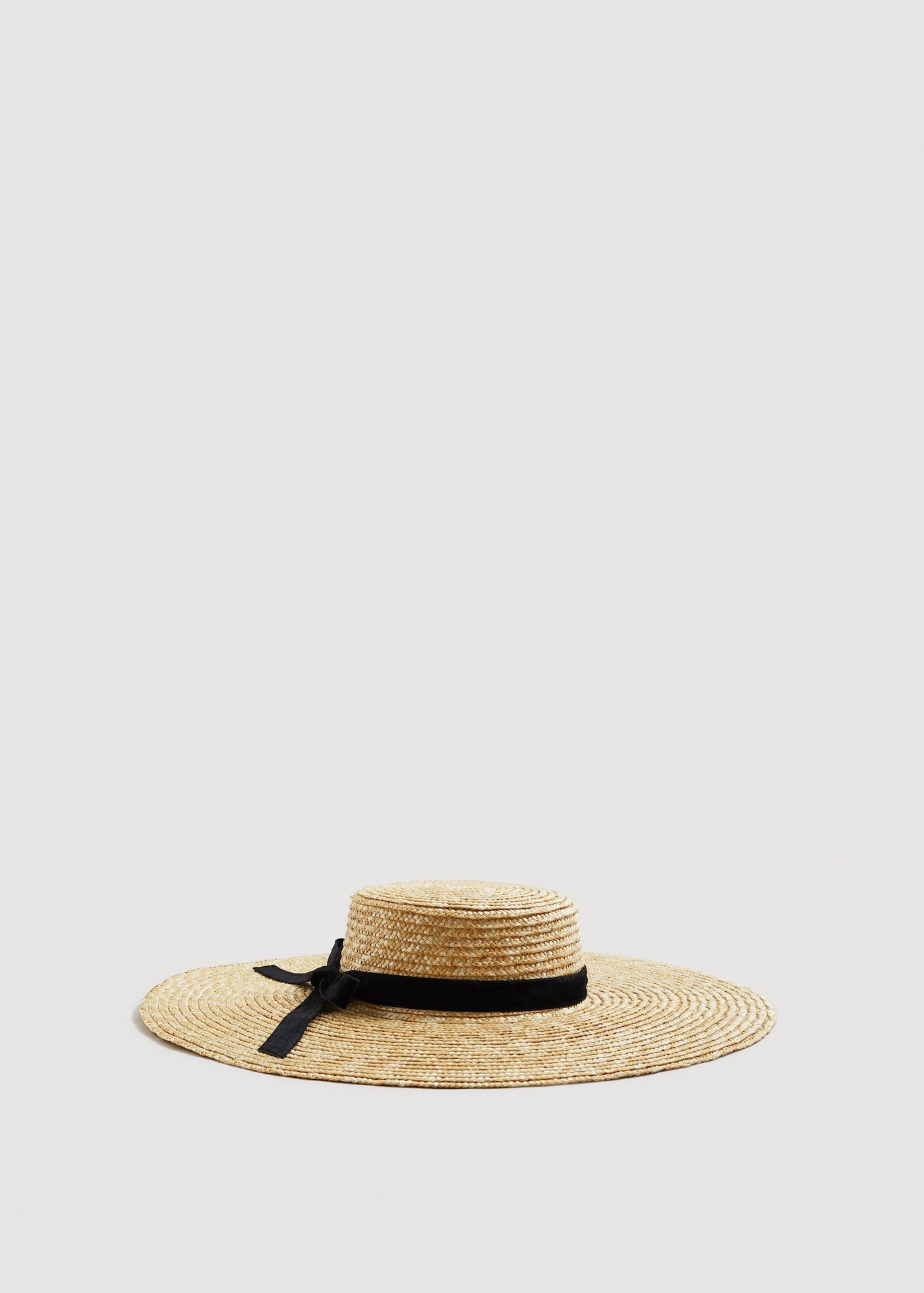 Sombrero de paja, de Mango (5,99 euros).