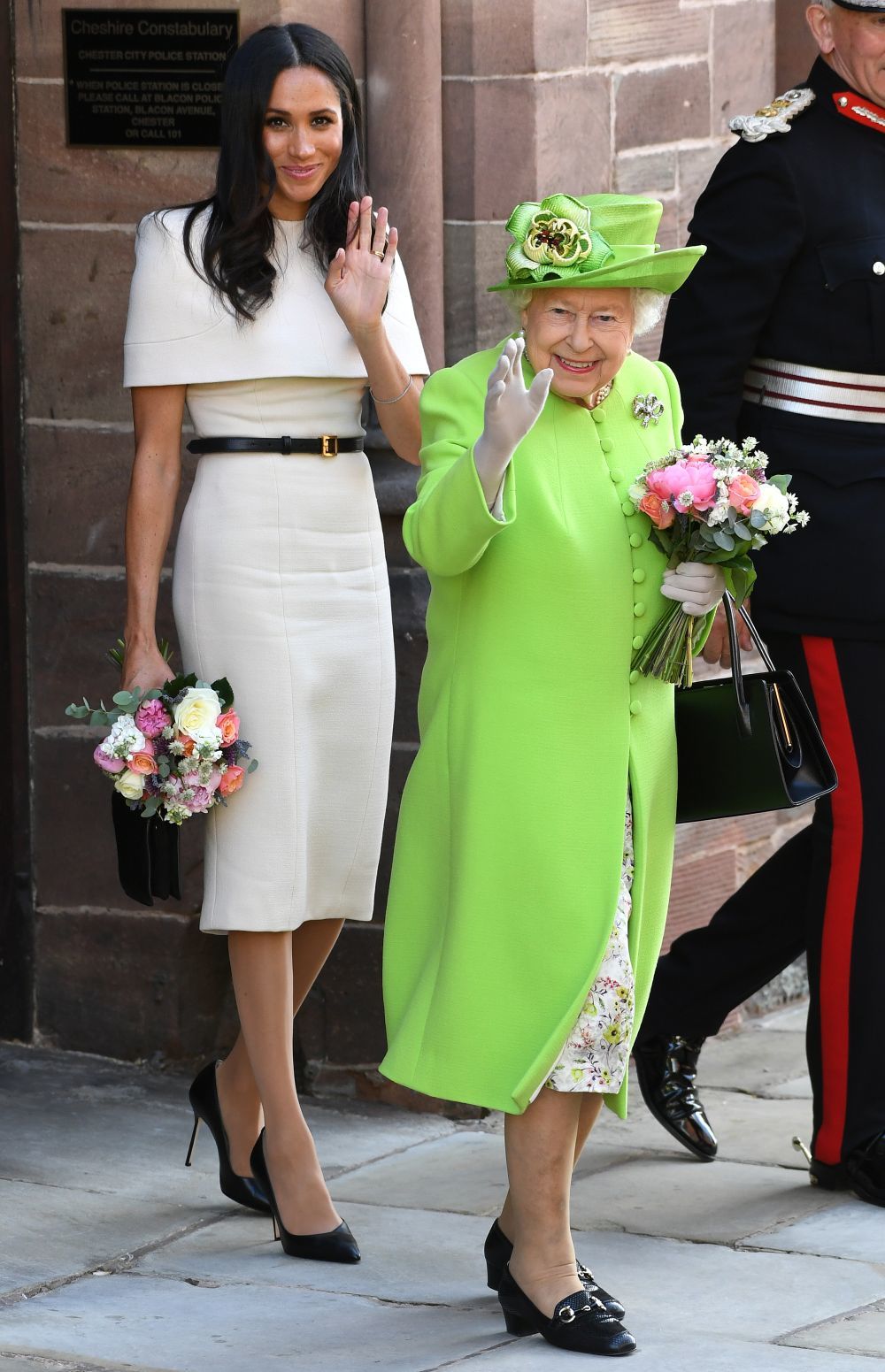 Meghan Markle junto a la Reina de Inglaterra.