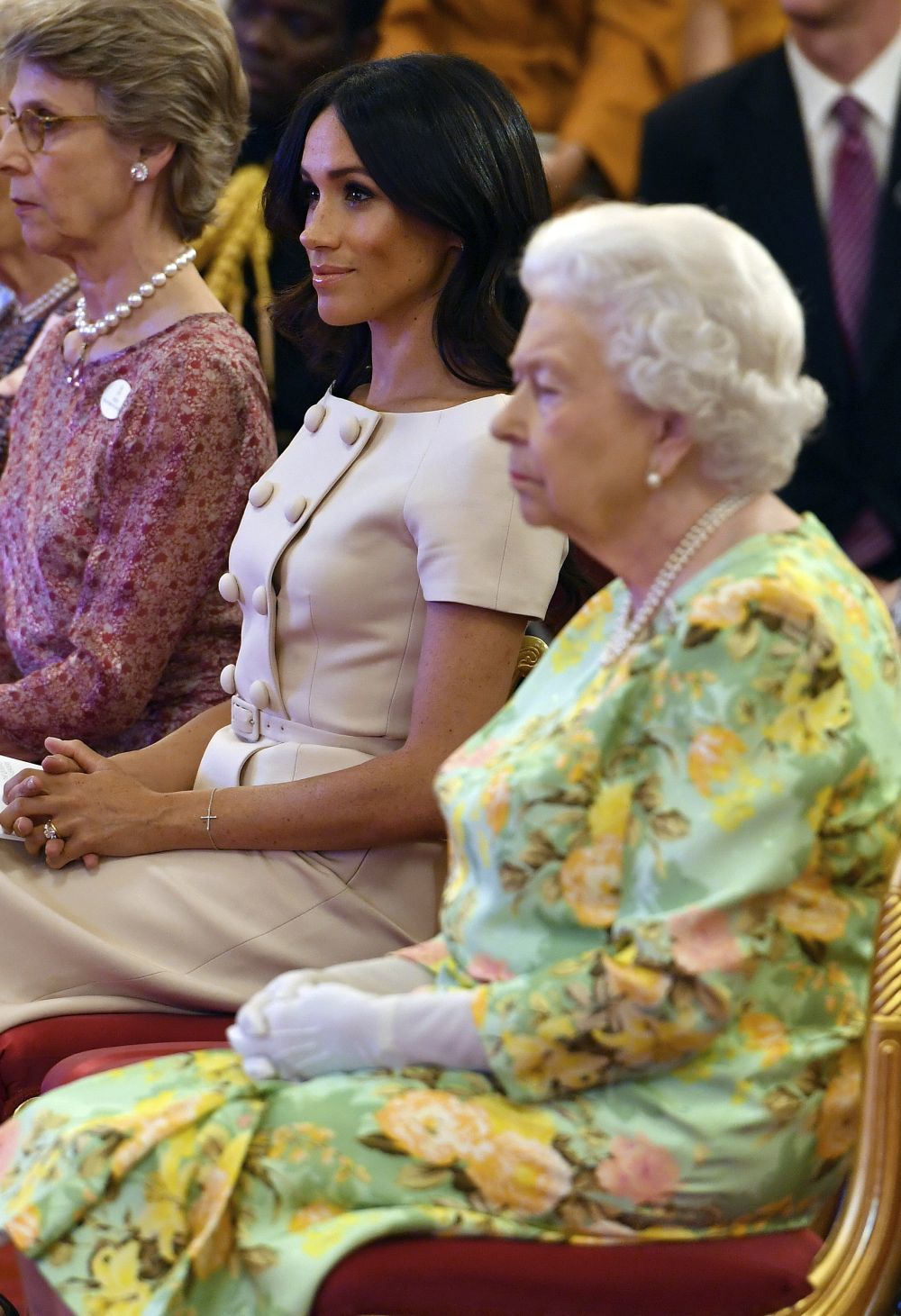 Meghan en un acto oficial junto a la Reina.