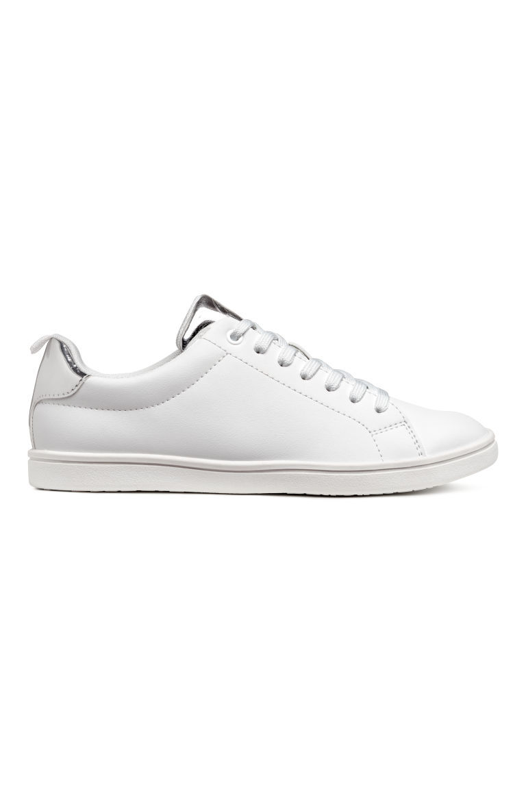 Sneakers blancas con detalles plateados, de H&amp;M (19,99 euros).