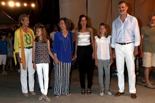 La familia real acompaados de doa Sofa y la Infanta Elena