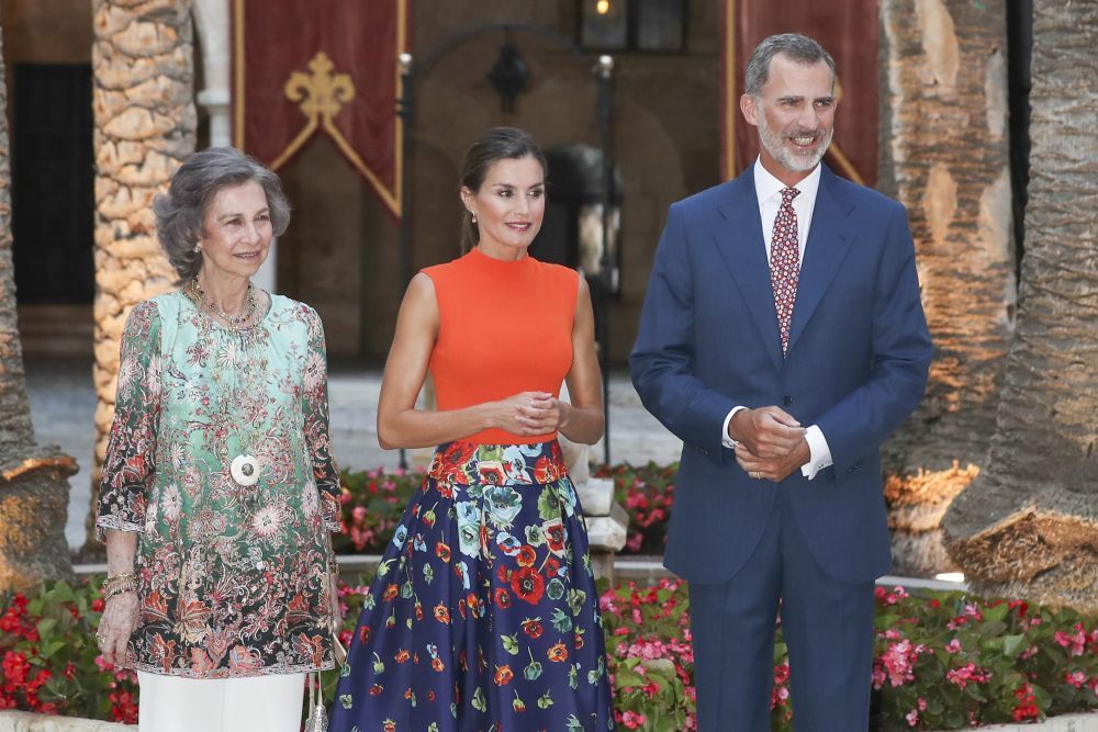 La reina Letizia apostó por un top naranja de Hugo Boss y una falda...
