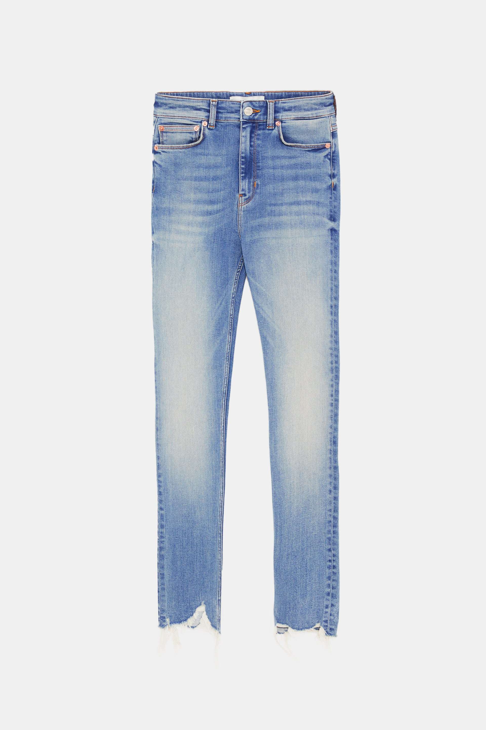 Jeans pitillo de Zara (29,95 euros).