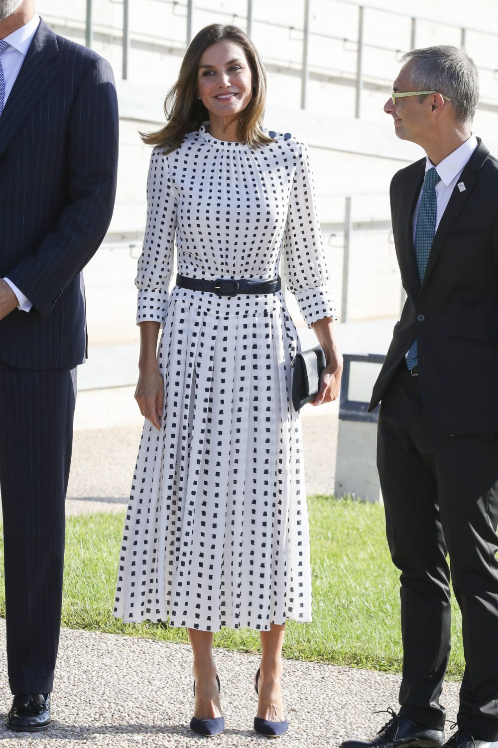 La Reina Letizia en Salamanca con un vestido de Massimo Dutti.