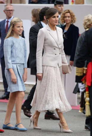 La reina Letizia muy elegante.